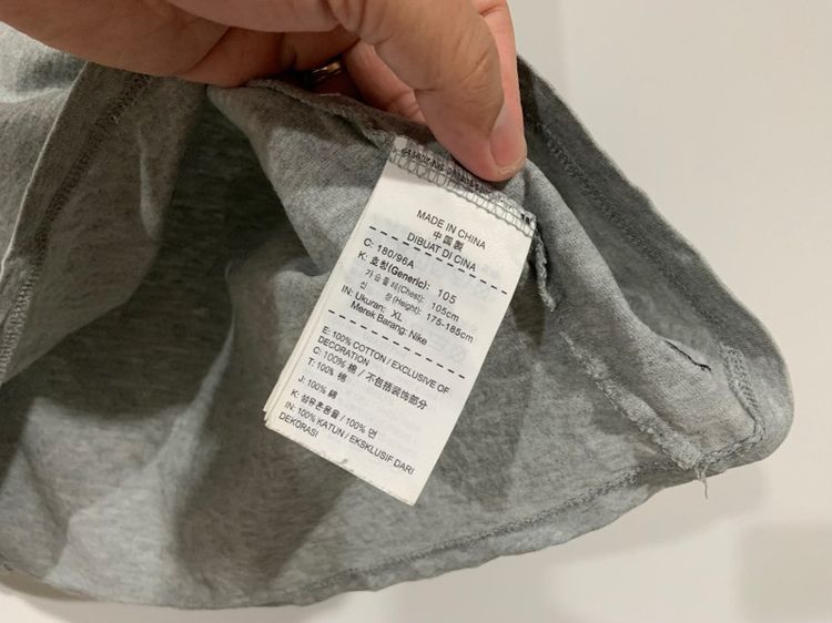 เสื้อยืด NIKE แท้ 💯 size XL วัดจริงขนาด อก 21.5 ยาว 28 สภาพใหม่มาก สีเทา ลายสวย ดีเทลสวยเรียบๆ หายากน่าสะสม รูปที่ 5
