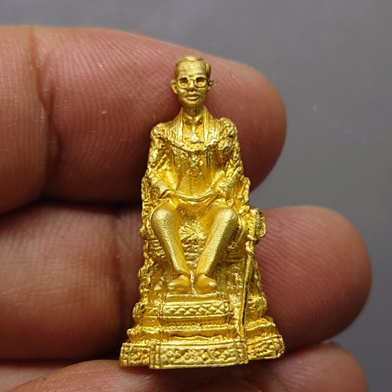 พระบรมรูป พระบาทสมเด็จพระเจ้าอยู่หัว 6 รอบ เนื้อเงินทรายนวลขัดเงา กาหลั่ยทอง วัดบวรนิเวศวิหาร พ.ศ.2540 พร้อมกล่องเดิม รูปที่ 3