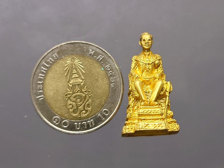 พระบรมรูป พระบาทสมเด็จพระเจ้าอยู่หัว 6 รอบ เนื้อเงินทรายนวลขัดเงา กาหลั่ยทอง วัดบวรนิเวศวิหาร พ.ศ.2540 พร้อมกล่องเดิม รูปที่ 8