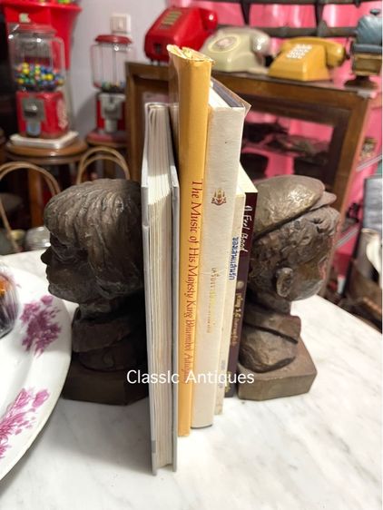 รูปปั้นเด็ก ที่ขั้นหนังสือ ทองเหลืองสะสม รูปที่ 2