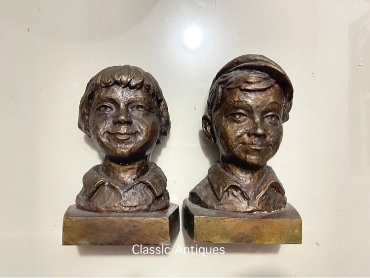 รูปปั้นเด็ก ที่ขั้นหนังสือ ทองเหลืองสะสม