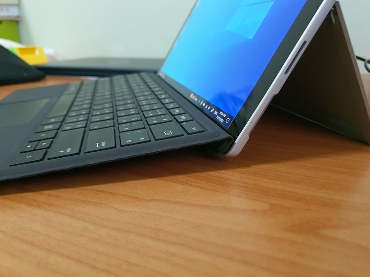 โน้ตบุ๊ค Microsoft Surface Pro 5 พร้อมปากกาและคีย์บอร์ด รูปที่ 2