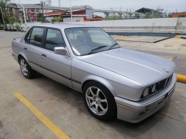 รถ BMW Series 3 318i สี บรอนซ์เงิน
