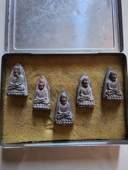 หลวงปู่ทวด หลังเตารีด 5 องค์  รุ่นเก่า เดิม ๆ เก่าเก็บ หายาก สร้างน้อย ของเก่าเก็บ ขายตามสภาพ วัดใจ พร้อมส่ง 