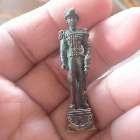 รูปหล่อยืนกรมหลวงชุมพรออกวัดปากน้ำระยองปี 2529สมทบทุนสร้างเมรุถือเป็นรุ่น 2