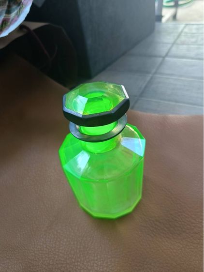 ขวดแก้วเจียยูเรเนียมเก่า