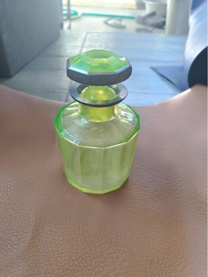 ขวดแก้วเจียยูเรเนียมเก่า รูปที่ 2