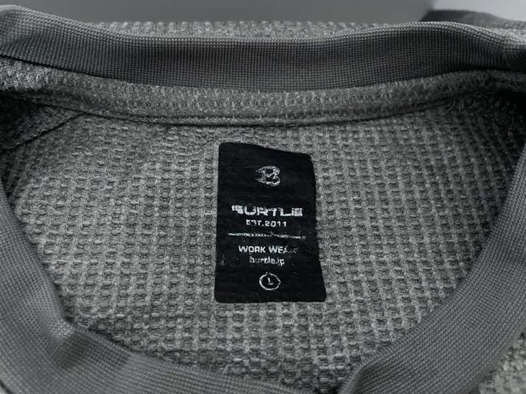 เสื้อกันหนาว BURTLE แท้ 💯 size L อก 22 ยาว 26.5 นิ้ว สภาพใหม่มาก สีเทา กระเป๋าด้านข้างสวย ดีเทลสวย เนื้อผ้าดีมากไม่หนา หายากน่าสะสมครับ รูปที่ 5