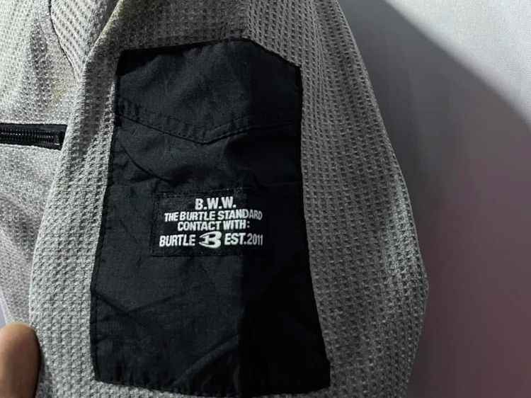 เสื้อกันหนาว BURTLE แท้ 💯 size L อก 22 ยาว 26.5 นิ้ว สภาพใหม่มาก สีเทา กระเป๋าด้านข้างสวย ดีเทลสวย เนื้อผ้าดีมากไม่หนา หายากน่าสะสมครับ รูปที่ 10