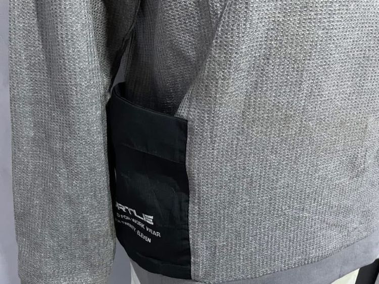 เสื้อกันหนาว BURTLE แท้ 💯 size L อก 22 ยาว 26.5 นิ้ว สภาพใหม่มาก สีเทา กระเป๋าด้านข้างสวย ดีเทลสวย เนื้อผ้าดีมากไม่หนา หายากน่าสะสมครับ รูปที่ 6