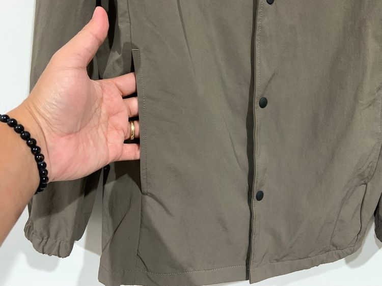 เสื้อเชิ๊ตแขนยาว GU ACTIVE แท้ 💯 size S วัดจริงขนาด อก 21 ยาว 27 นิ้ว สภาพใหม่มาก ดีเทลสวย ผ้าบางนิ่มแห้งแรงมาก หายากน่าสะสมครับ รูปที่ 2