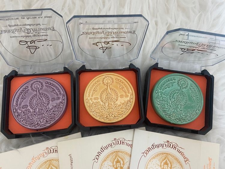 จตุคามรามเทพ อภิปัญญามหาเศรษฐี ครบ3 องค์รุุ่นกระเบื้องเคลือบ ของแท้ พร้อมลายเซ็นสด อาจารย์ เฉลิมชัย ผู้สร้างวัดร่องขุ่น รูปที่ 2