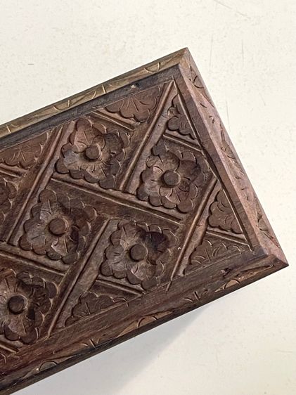 หีบไม้ กล่องไม้สัก แกะสลักลายดอกพิกุลโบราณ เก่าสะสม รูปที่ 5