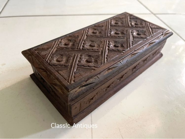 หีบไม้ กล่องไม้สัก แกะสลักลายดอกพิกุลโบราณ เก่าสะสม รูปที่ 4