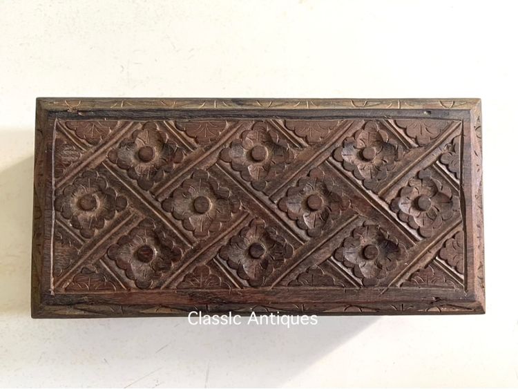 หีบไม้ กล่องไม้สัก แกะสลักลายดอกพิกุลโบราณ เก่าสะสม รูปที่ 3