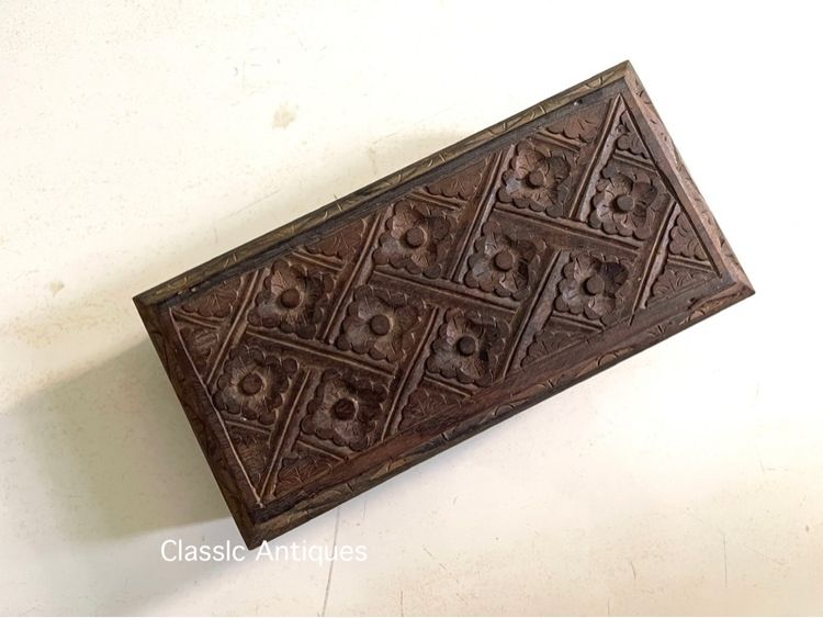 หีบไม้ กล่องไม้สัก แกะสลักลายดอกพิกุลโบราณ เก่าสะสม