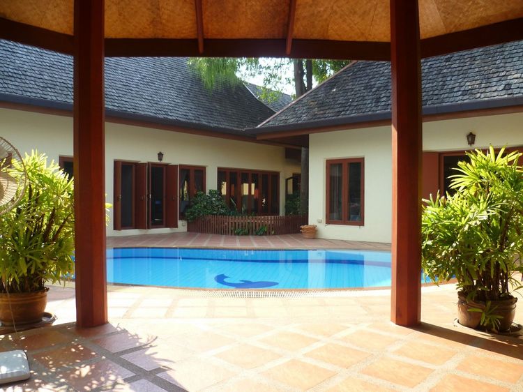 ตกแต่งครบ สร้างเสร็จก่อน 2010 บ้าน Tropical Villa เนื้อที่ 2 ไร่ 4 ห้องนอนใหญ่ 4 ห้องน้ำ 1 สระว่ายน้ำ พร้อมอยู่ รูปที่ 2