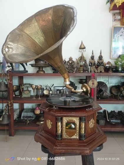 เครื่องเล่นแผ่นเสียงเก่าปากแตรแผ่นครั่งแบบไขลาน