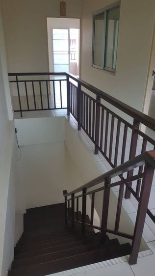 มีบางส่วน ให้เช่าบ้านทาวน์เฮ้าส์ พนัสนิคม 2 ห้องนอน 2 ห้องน้ำ พร้อมที่จอดรถ แอร์ 1 เครื่อง ตู้เย็น และซิงค์ล้างจาน  รูปที่ 2