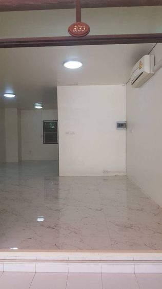 มีบางส่วน ให้เช่าบ้านทาวน์เฮ้าส์ พนัสนิคม 2 ห้องนอน 2 ห้องน้ำ พร้อมที่จอดรถ แอร์ 1 เครื่อง ตู้เย็น และซิงค์ล้างจาน  รูปที่ 3