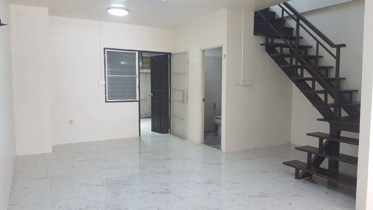 ให้เช่าบ้านทาวน์เฮ้าส์ พนัสนิคม 2 ห้องนอน 2 ห้องน้ำ พร้อมที่จอดรถ แอร์ 1 เครื่อง ตู้เย็น และซิงค์ล้างจาน 