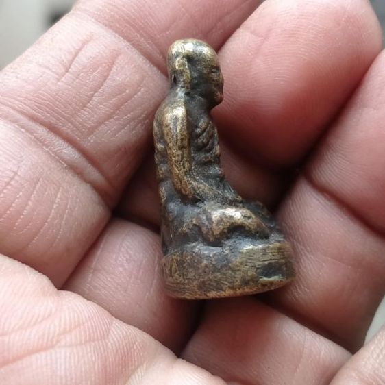 รูปหล่อโบราณหลวงปู่เอี่ยมวัดสะพานสูงก่อนปี 2500 ใต้ฐานตอกโค๊ต รูปที่ 4