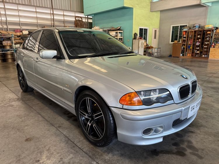 รถ BMW Series 3 318i สี เทา