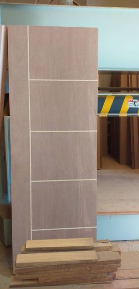 บานประตูไม้อัดติดลามิเนต พร้อมเซาะร่องให้ฟรี เจาะช่องกระจกให้ฟรี  ผลิตตรงจากโรงงานของเราเอง