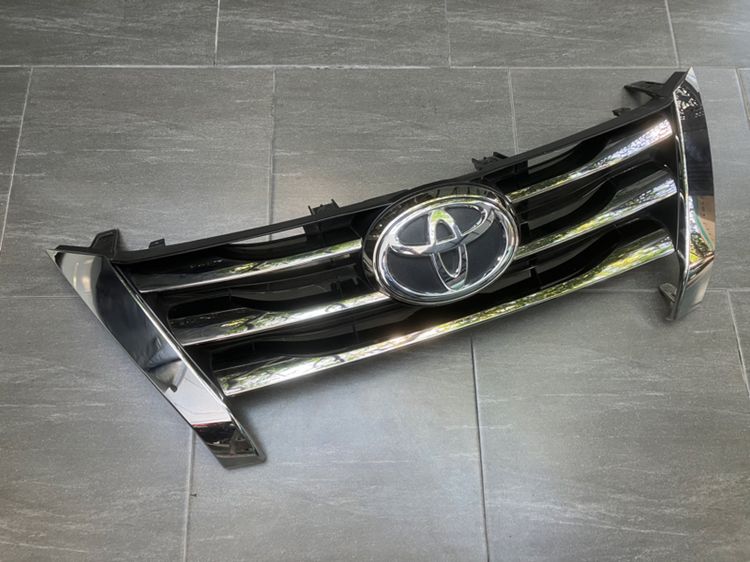กระจังหน้า Toyota Fortuner ของแท้ มือสอง รุ่นโฉมปี 2015-2020 สภาพดี ยายึดอยู่ครับ รูปที่ 2