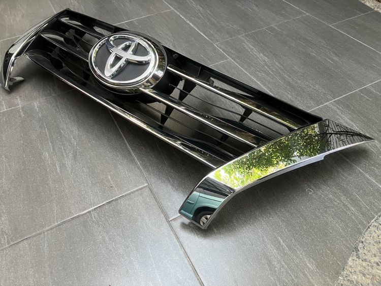 กระจังหน้า Toyota Fortuner ของแท้ มือสอง รุ่นโฉมปี 2015-2020 สภาพดี ยายึดอยู่ครับ รูปที่ 3