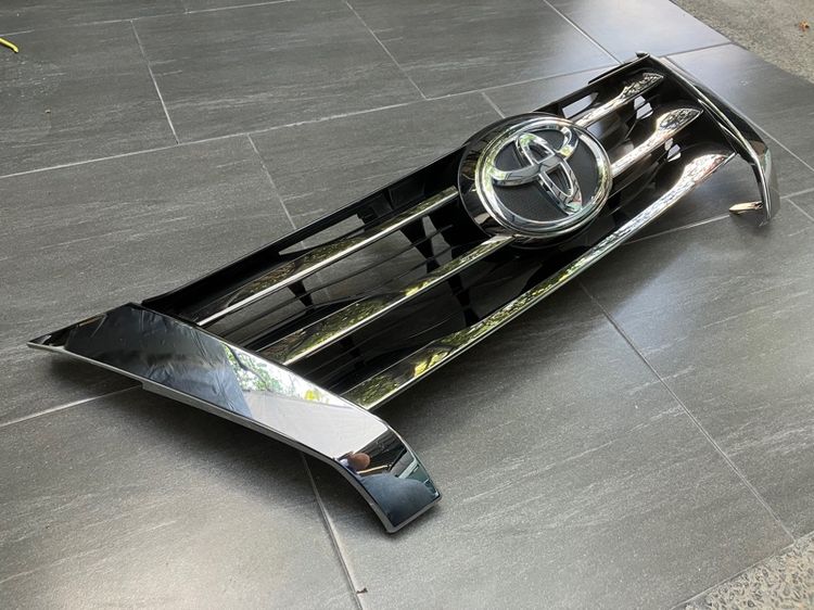 กระจังหน้า Toyota Fortuner ของแท้ มือสอง รุ่นโฉมปี 2015-2020 สภาพดี ยายึดอยู่ครับ