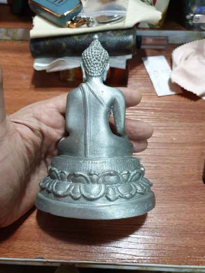 พระบูชาหลวงพ่ออุดมสุข หลวงปู่ละมัย จันทโร วัดป่าจันทธรรมมาราม  จ.สุรินทร์ ปี 58 เนื้ออลูมิเนียม หาชมยาก ใต้ฐานอุดผง มวลสาร พระสภาพสวย  รูปที่ 6