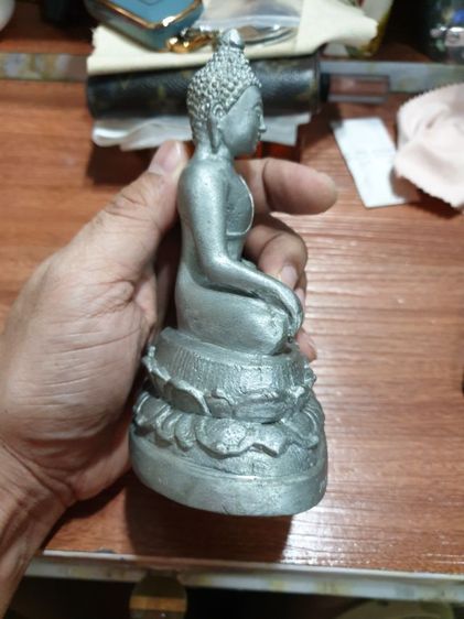 พระบูชาหลวงพ่ออุดมสุข หลวงปู่ละมัย จันทโร วัดป่าจันทธรรมมาราม  จ.สุรินทร์ ปี 58 เนื้ออลูมิเนียม หาชมยาก ใต้ฐานอุดผง มวลสาร พระสภาพสวย  รูปที่ 5