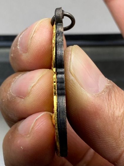 เหรียญเสมา 8 รอบ หลวงปู่ทิม ลงยาหน้ากากทอง พร้อมกล่อง รูปที่ 5