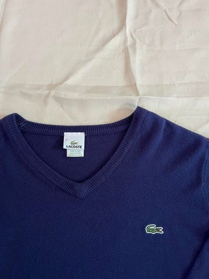 เสื้อกันหนาว LACOSTE คอวี ผ้าไหมพรม แท้ 💯 size 6 ขนาด อก 22 ยาว 26.5 นิ้ว สภาพดีมาก ดีเทลสวย เนื้อผ้าดีมาก หายากน่าสะสมครับ รูปที่ 3
