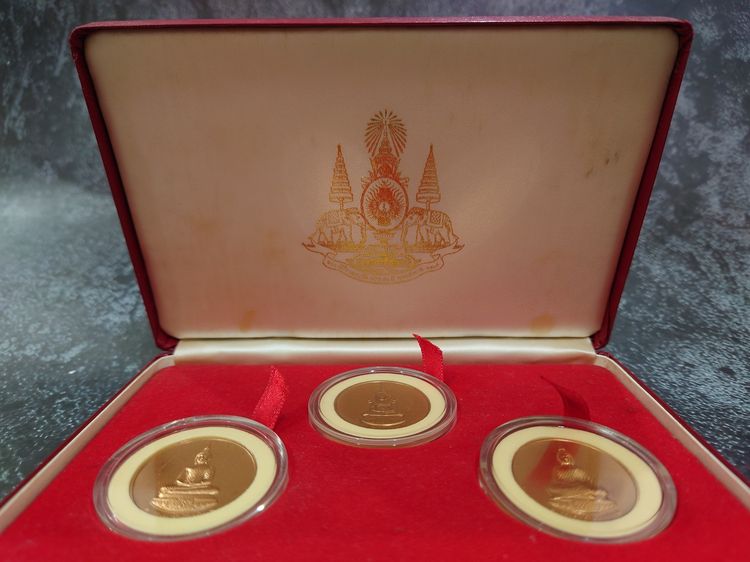 เหรียญพระแก้วมรกต ครบชุด ทรงเครื่อง 3 ฤดู หลัง ภปร ที่ระลึก75 พรรษาในหลวง ปี2545 พร้อมกล่องหนังแดง ธนารักษ์จัดสร้าง รูปที่ 2