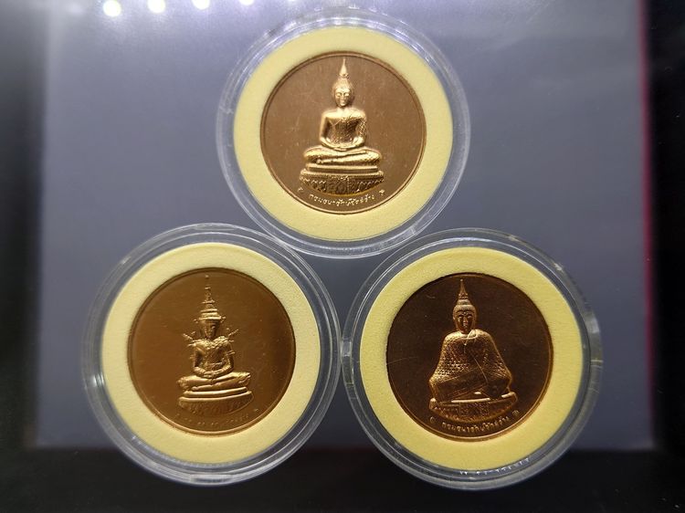 เหรียญพระแก้วมรกต ครบชุด ทรงเครื่อง 3 ฤดู หลัง ภปร ที่ระลึก75 พรรษาในหลวง ปี2545 พร้อมกล่องหนังแดง ธนารักษ์จัดสร้าง รูปที่ 4