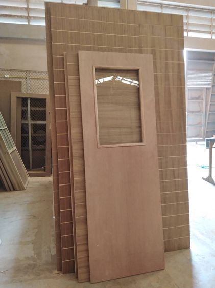 บานประตูไม้อัด เจาะช่องกระจก  เจาะเกร็ด รับสั่งทำ ตามแบบ ตามขนาด ผลิตตรงจากโรงงานของเราเอง  รูปที่ 2