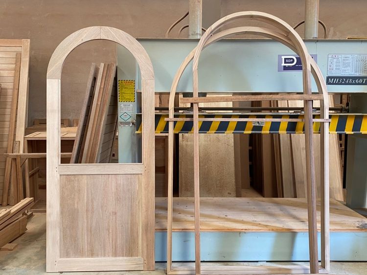 บานประตูโค้งไม้เนื้อแข็ง บานประตูโค้งมินิมอล รับผลิตตามแบบ ตามขนาด ผลิตตรงจากโรงงานของเราเอง มีบริการขนส่งทุกจังหวัด