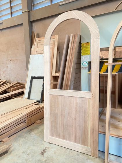 บานประตูโค้งไม้เนื้อแข็ง บานประตูโค้งมินิมอล รับผลิตตามแบบ ตามขนาด ผลิตตรงจากโรงงานของเราเอง มีบริการขนส่งทุกจังหวัด รูปที่ 2