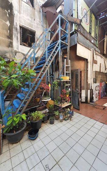 ขายอพาร์ทเมนท์ ด้านหลัง อาคารพาณิชย์ 2 คูหา( ปัจจุบันให้เช่า KFC ) ติดมนต์นมสด พื้นที่ 87 ตารางวา ราคา 30 ลบ. แถวถนนราชดำเนิน สนใจติดต่อ คุณ รูปที่ 3