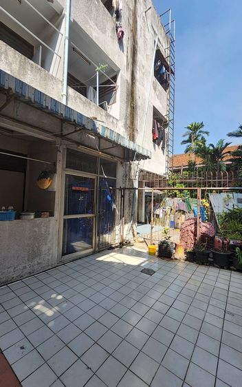 ขายอพาร์ทเมนท์ ด้านหลัง อาคารพาณิชย์ 2 คูหา( ปัจจุบันให้เช่า KFC ) ติดมนต์นมสด พื้นที่ 87 ตารางวา ราคา 30 ลบ. แถวถนนราชดำเนิน สนใจติดต่อ คุณ รูปที่ 2