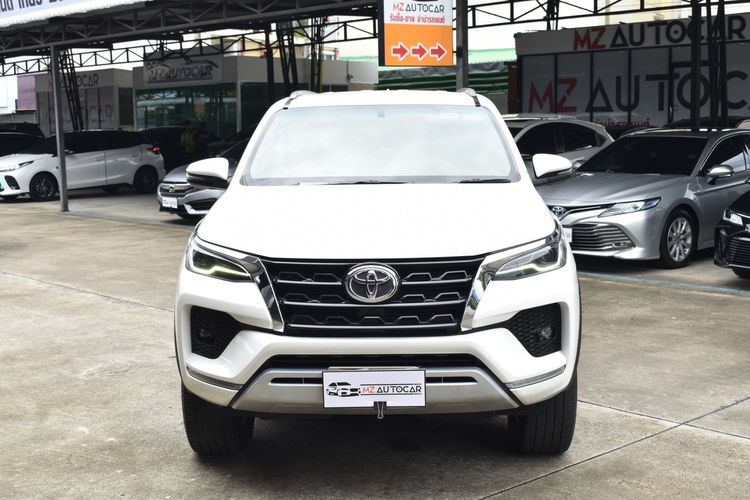 รถ Toyota Fortuner 2.4 V สี ขาว