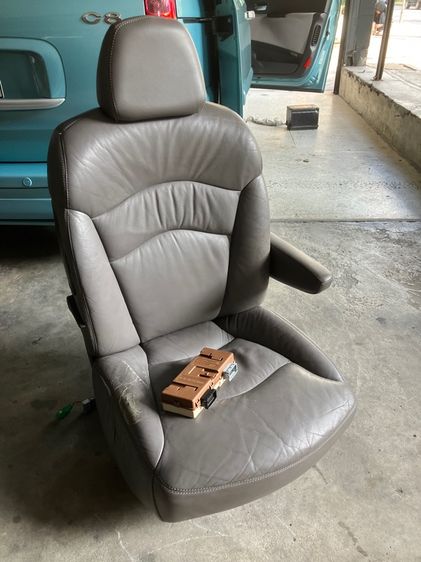 เบาะคนขับ Citroen C8 หนังแท้ติดรถ โต๊ะพับหลังเบาะ ที่ท้าวแขน Airbag ข้างเบาะ พร้อมราง ปรับหมุนกลับได้ Peugeot 807 รูปที่ 2