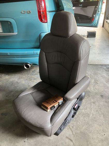 เบาะคนขับ Citroen C8 หนังแท้ติดรถ โต๊ะพับหลังเบาะ ที่ท้าวแขน Airbag ข้างเบาะ พร้อมราง ปรับหมุนกลับได้ Peugeot 807