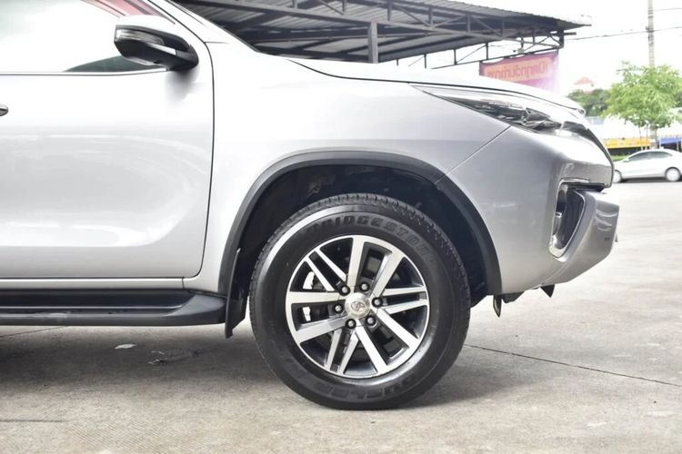 Toyota Fortuner 2016 2.8 V Utility-car ดีเซล ไม่ติดแก๊ส เกียร์อัตโนมัติ บรอนซ์เงิน รูปที่ 4