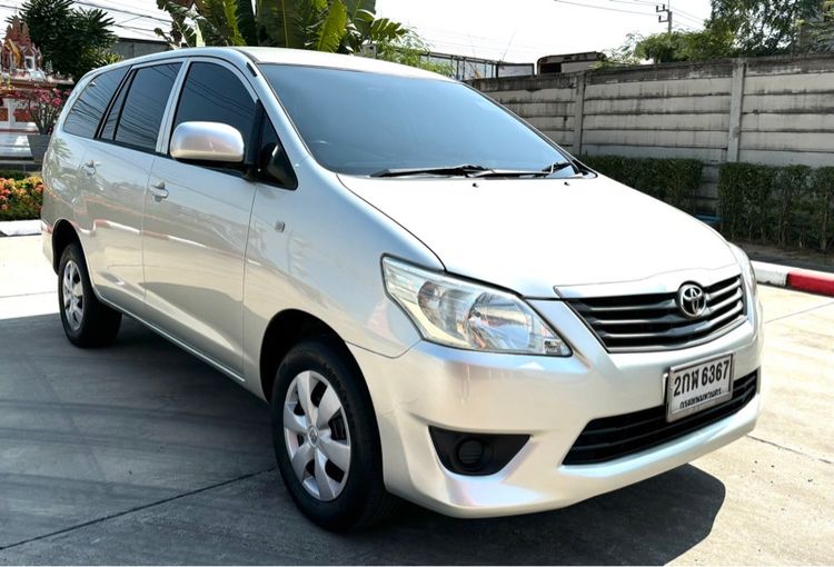รถ Toyota Innova 2.0 E สี บรอนซ์ทอง