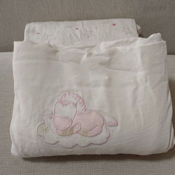 ผ้าห่มนุ่มๆสำหรับเด็กแรกเกิดถึง 2 ขวบ สีขาวชมพู  มือสองสภาพดี  ขายถูกๆค่ะ