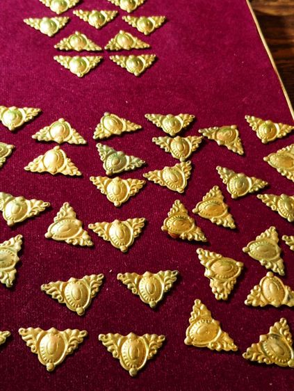 ฝรั่งเศส..แผ่นหลุยส์ลายนูนเนื้อทองเหลืองแท้จากฝรั่งเศส (ไว้แต่งสิ่งของทั่วไป) รูปที่ 9