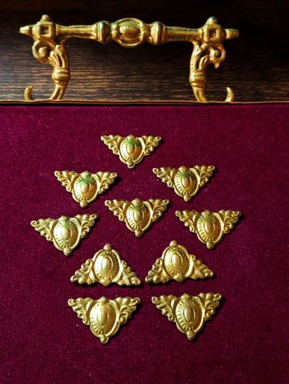 ฝรั่งเศส..แผ่นหลุยส์ลายนูนเนื้อทองเหลืองแท้จากฝรั่งเศส (ไว้แต่งสิ่งของทั่วไป)